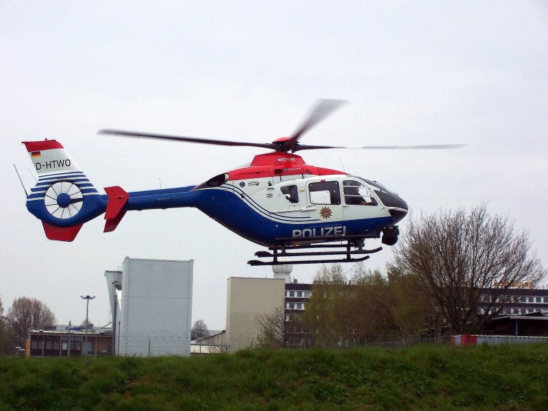 Der Eurocopter EC-135 der Hamburger Polizei ist von einem Einsatz zurckgekehrt und landet nun an seinem Sttzpunkt.