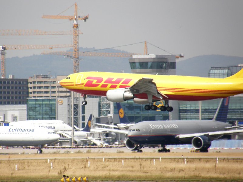 Der Flughafen Frankfrut am Main am 07.08.2008. Ein DHL Airbus A 300 Cargo bei der Landung sowie ein Lufthansa Airbus A 340 und eine United Airlines Boeing 777 auf dem Rollfeld.