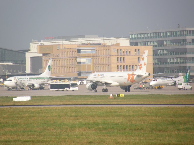 Der Flughafen Stuttgart (STR) am 30.08.2008 mit einer B-737 der Germania, einem Airbus A 320 der ISRAIR und einer Saab 2000 der Moldavian.