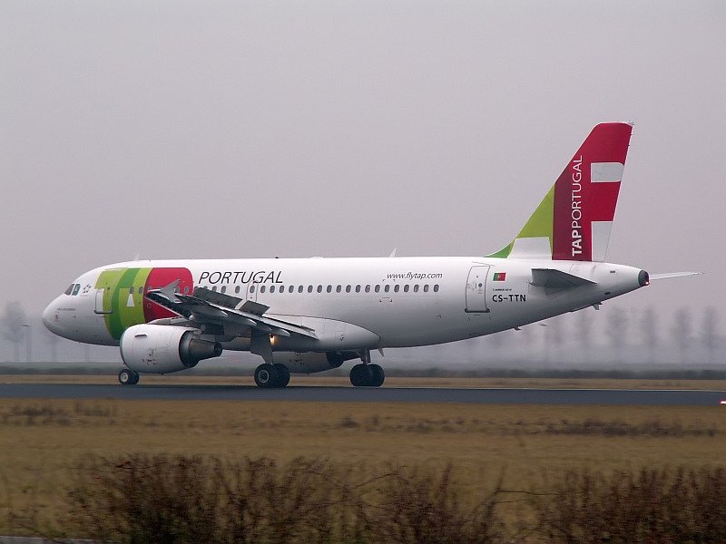 Der Jet von TAP kommt gerade aus Lissabon...dort drfte das Wetter wrmer gewesen sein als im kalten Amsterdam. Das Foto stammt vom 27.12.2007