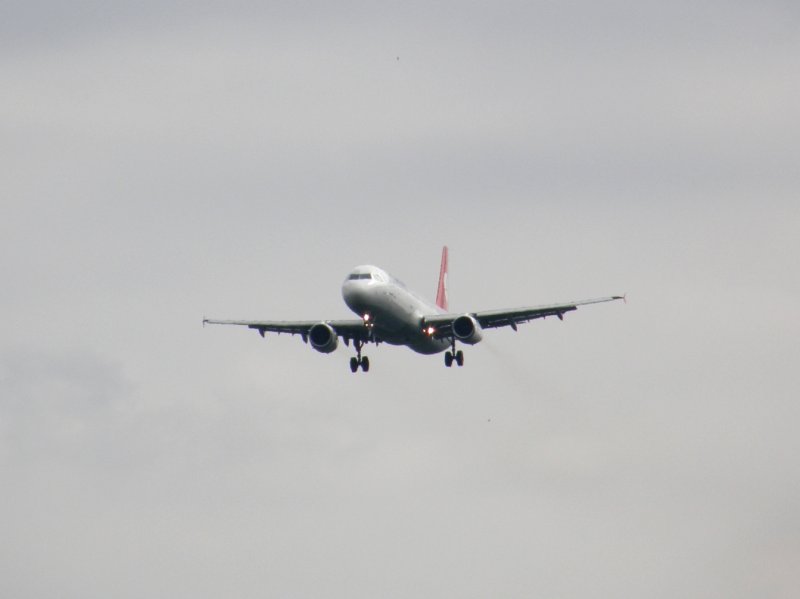 Der Landeanflug eines Airbus A 321 der Turkish Airlines auf Frankfurt am Main am 16.07.2008.