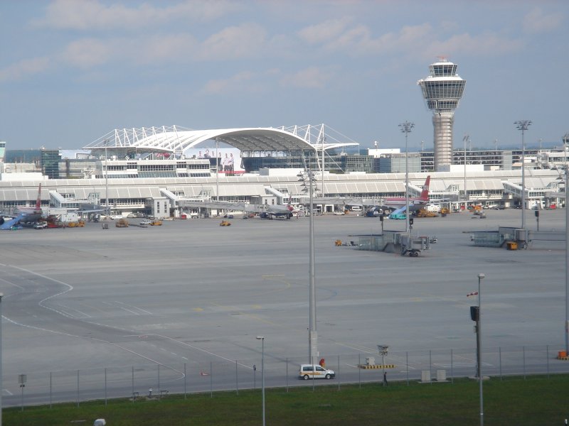 Der Mnchner Flughafen mit einigen Flugzeugen die gerade von den Passagieren betretten werden. Erkennbar ist eine LTU Maschiene Gemacht am 14.05.06