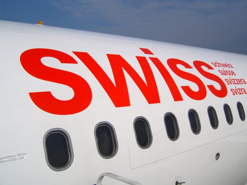 Der Schriftzug  Swiss International Airlines  auf einem Airbus A 320 in Madrid.