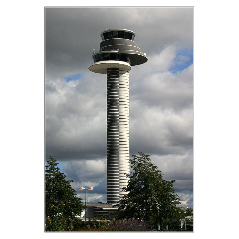 Der ungewhnliche Tower des Flughafen Stockholm-Arlanda wurde 2001 fertiggestellt. Er entstand nach den Plnen des schwedischen Architekten Gert Wingrdh. 30.8.2007 (Matthias)