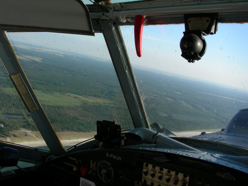 deshalb sollte sie drane glauben,

mein erster Mitflug, Cockpit der AN-2 beim berflug ber den Dar beim 7. Internationalen Ostblock Fahrzeugtreffen 2008 in Ptnitz