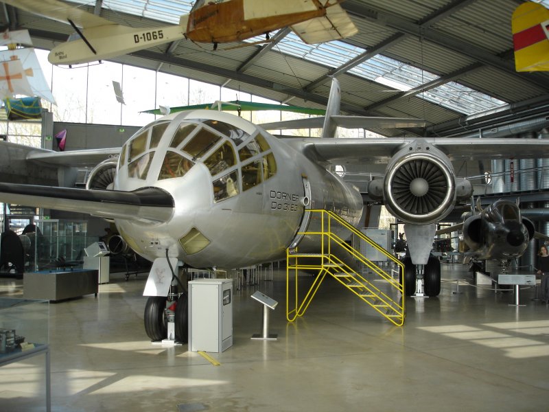 Deutsches Museum Mnchen -Oberschleiheim
Dornier Do-31 erstes senkrecht startendes Passagier-und Frachtflugzeug der Welt, Erstflug 1967,
Mai 2006