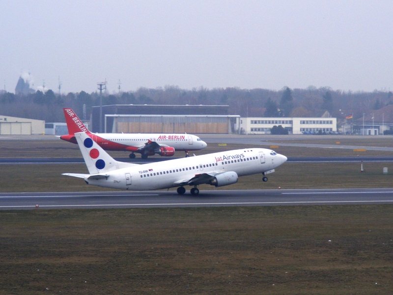 Die 737-300 von JatAirways hebt ab, der A320 von airberlin ist grade gelandet. Berlin-Tegel am 29.12.2008
