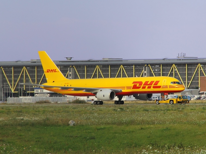 Die 757F OO-DPJ wird am 9.8.2009 ber das Vorfeld geschleppt. 