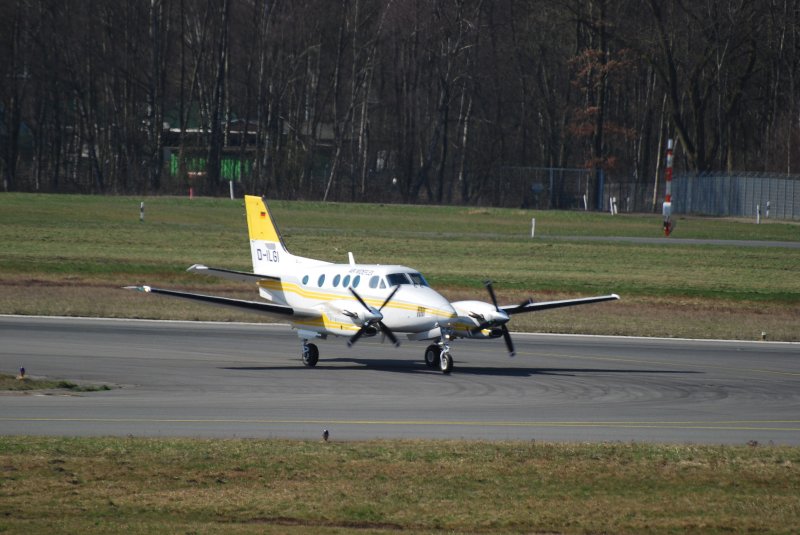 Die Beech C90A King Air D-ILGI rollt nach ihrer Landung in Hamburg Fuhlsbttel am 01.04.09 zum Stellplatz.