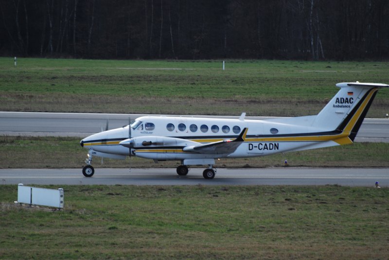Die Beech Super King Air 350 D-CADN der ADAC Luftrettung rollt am 30.03.09 zu ihrem Stellplatz.