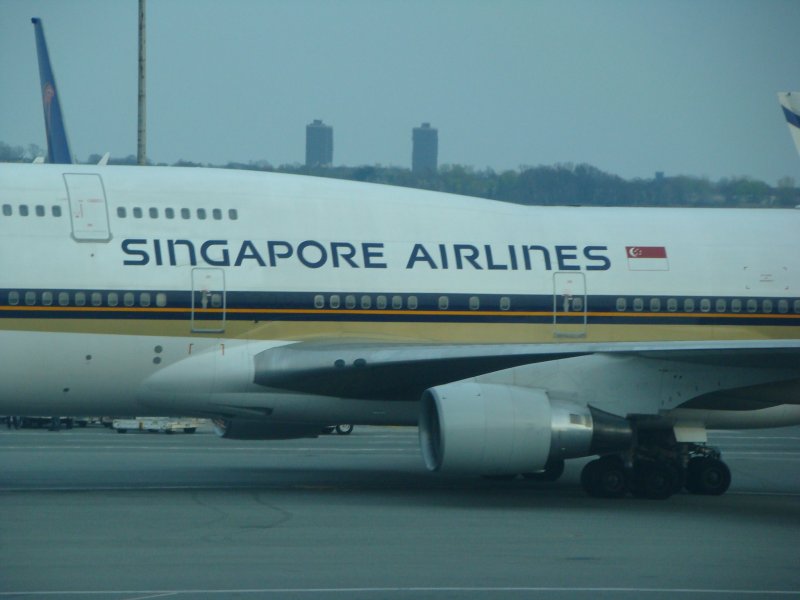 Die Beschriftung von Singapore Airlines auf einer Boing 747-400 auf den John F. Kennedy International Airport am 19.04.08.