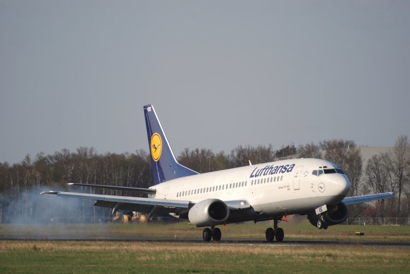 Die Boeing 737-300 Ulm der Lufthansa landet am 10.04.09 in Hamburg Fuhlsbttel.
