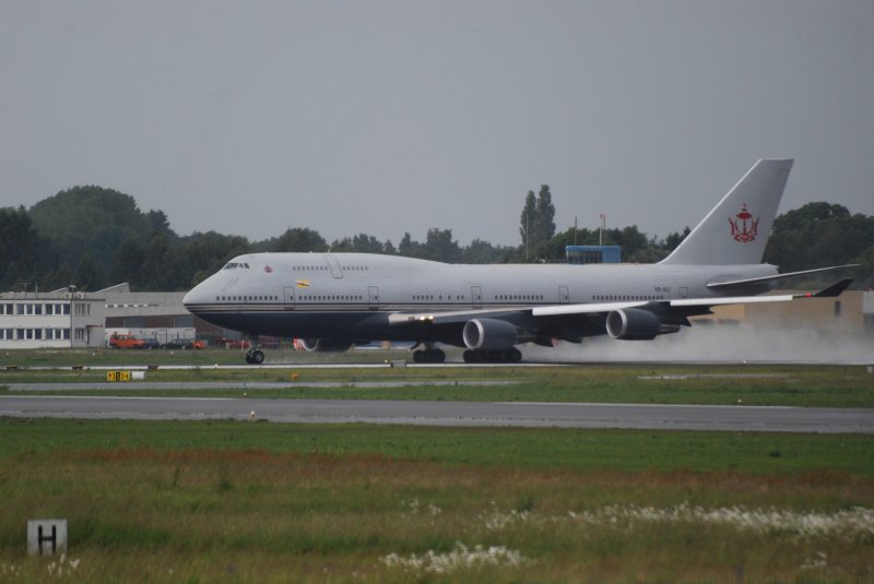 Die Boeing 747 V8-ALI aus dem Sultanat Brunei beim Start in Hamburg Fuhlsbttel am 26.05.09
