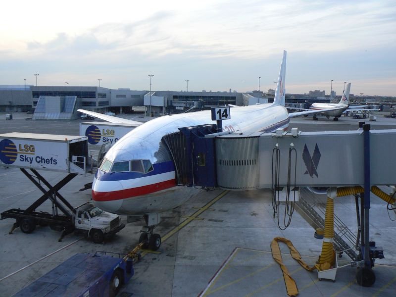 Die Boeing 777 der American Airlines wird am Abend des 13.04.2009 fr den Flug AA 104 von New York (JFK) nach London (LHR) startklar gemacht.