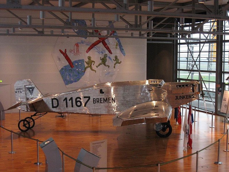 Die  Bremen  berflog als erstes Flugzeug nonstop den Atlantik von Ost nach West! Jetzt kann man sie wunderschn restauriert in der  Bremenhalle  des Bremer Flughafens bewundern.