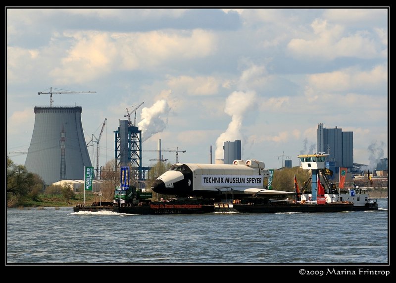 Die BURAN 002 (OK - GLI) - Flugtestmodell der sowjetischen Raumfhre Buran - wurde ber den Rhein zum Technikmuseum nach Speyer transportiert. Foto vom 07.04.2008