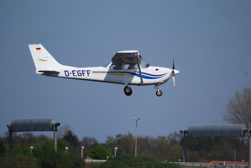 Die Cessna 172 Skyhawk D-EGFF ist im Anflug auf den Airport Hamburg Fuhlsbttel.Aufgenommen am 13.04.09