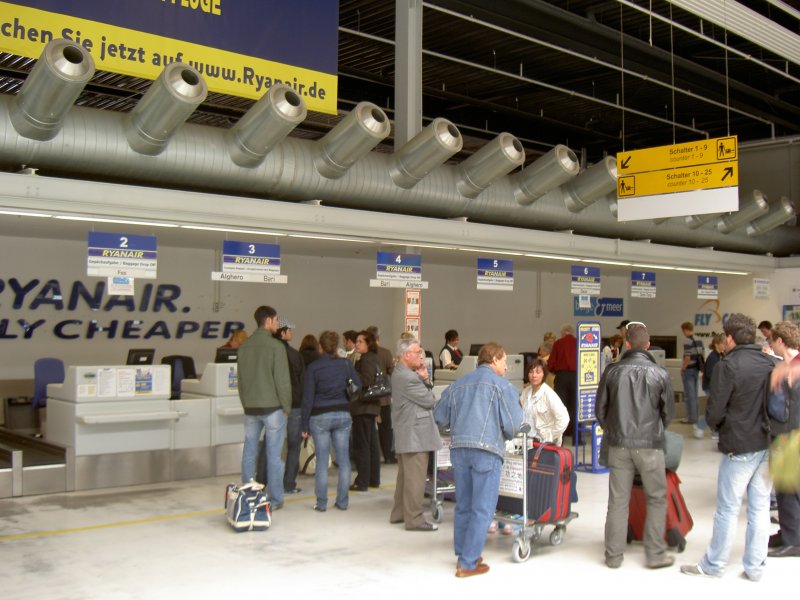 Die Check-In-Schalter am Flughafen Frankfurt Hahn (HHN) am 9. Juni 2009. Auer Ryanair fliegt hier praktisch gar nix ab. Daher sind die meisten Schalter mit Ryanair-Schildern voll. Dass hier nichts automatisiert ist, ist verwunderlich: Man arbeitet immernoch mit Pappschildern, die auch mal seitlich zu lange sind.
