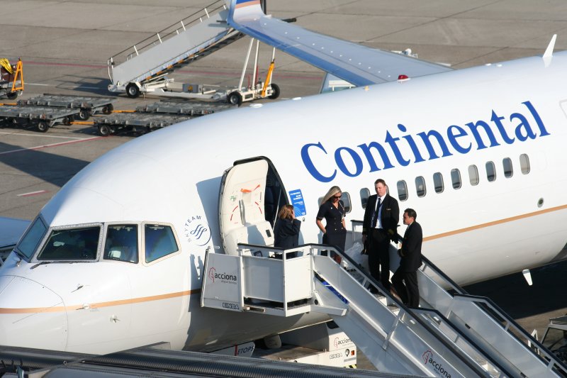 Die Crew der Continental Airlines  B 757-224 N33103 vor dem Abflug in Berlin-Tegel am 19.04.2009