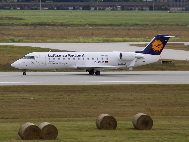 Die CRJ-200  Meien  von Lufthansa CityLine nutzte die Startbahn in Leipzig als Taxiway, machte dann einen 180-Turn direkt auf der Runway und startete. Gut sichtbar feiert CityLine dieses Jahr den 50. Geburtstag. (13.7.2009)
