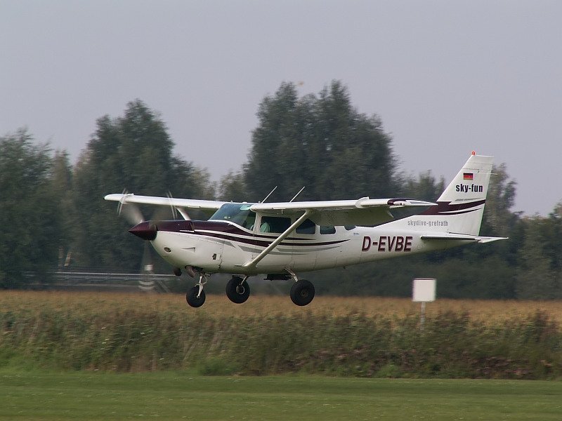 Die D-EVBE kehrt von einem Absetzflug fr Fallschirmspringer zurck nach Grefrath. Das Foto stammt vom 26.08.2007