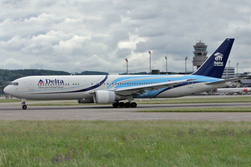 Die Delta Air Lines Boeing 767-332(ER)ist die einzige Maschine innerhalb der 767-Flotte mit einer Werbe-Bemalung. (Mai 2007)