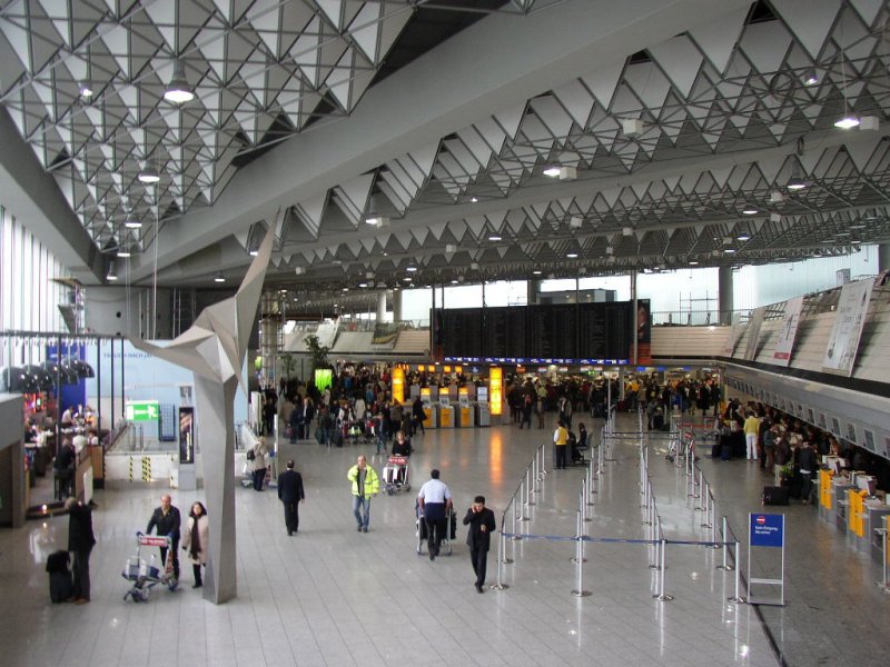Die  Eingangshalle  mit Abflugsanzeige von Frankfurt (Airport), am 29.01.08!!!
