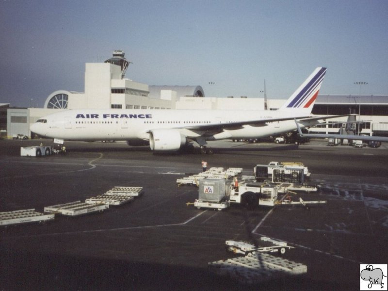Die einzige Maschine der Air France die bei unserer Amerikareise 2002 pnktlich war, war diese Boeing 777, die ich am 23. September 2002 auf den Flugplatz von Los Angeles (LAX) fotografierte.
Beim Start der Reise hatte schon unser Zubringer von Nrnberg nach Frankreich eine Stunde Versptung. Das setzte sich in Paris fort und so hoben wir mit zweistndiger Versptung nach San Francisco ab. Beim Rckflug von Los Angeles nach Paris klappte noch alles perfekt. Doch der Zubringer von Paris nach Nrnberg hatte wiederum eine Stunde Versptung.
