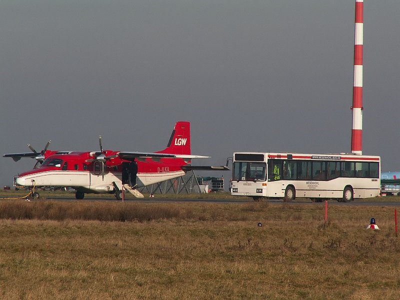 Die einzige rote Dornier der LGW steht in Dsseldorf auf dem Vorfeld. Der Flieger ist gerade gelandet und der Abholbus ist auch schon vor Ort. Das Foto stammt vom 19.12.2007