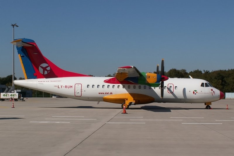 Die Flugzeuge von DAT fallen im, zeitweise recht tristen, Airlineralltag durch ihr farbenfrohe Lackierung auf. Hier steht die LY-RUM auf dem Vorfeld in Kln. Das Foto stammt vom 22.09.2007