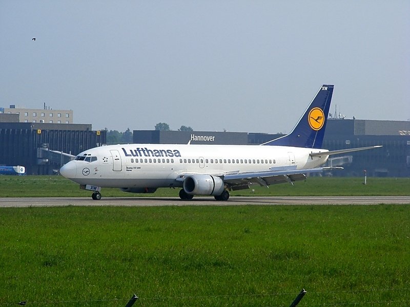 Die  Hanau , D-ABXW, eine 737-300 der Lufthansa ist gelandet. Hannover am 2.5.2009.