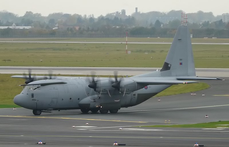 Die Hercules der Royal Air Force verlsst die 05R in Dsseldorf. Das Bild stammt vom 30.10.2008