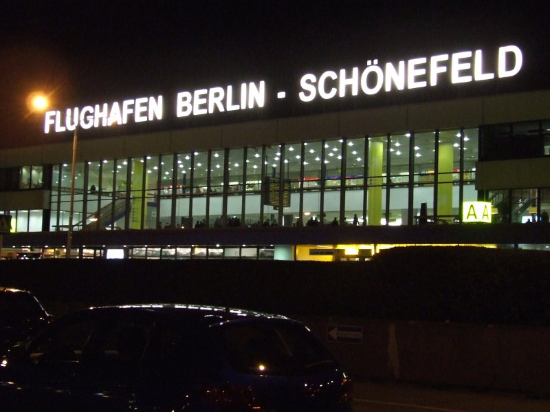 Die Leuchtschrift des Flughafenterminals Schnefeld am 25.09.2008.