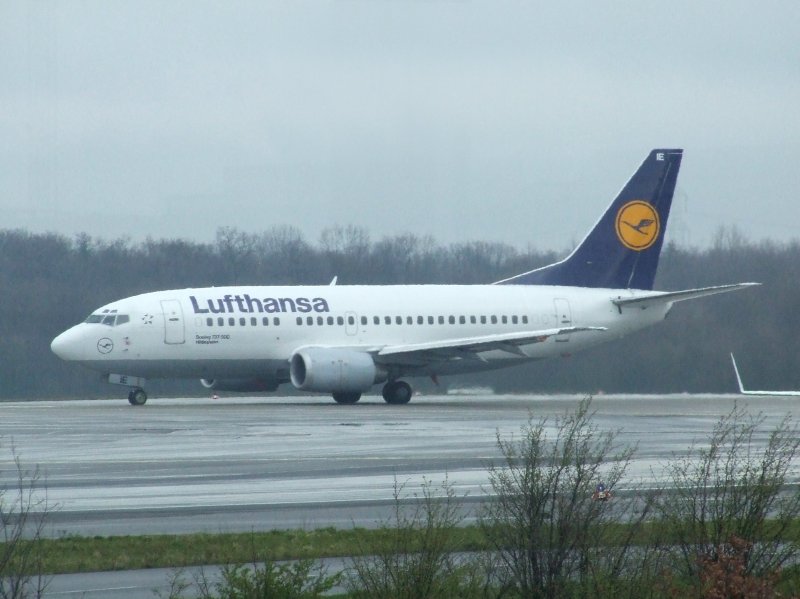 Die Lufthansa Boeing 737-500  Hildesheim  beim Start in Dsseldorf bei schlechtem Wetter am 22.03.2008.