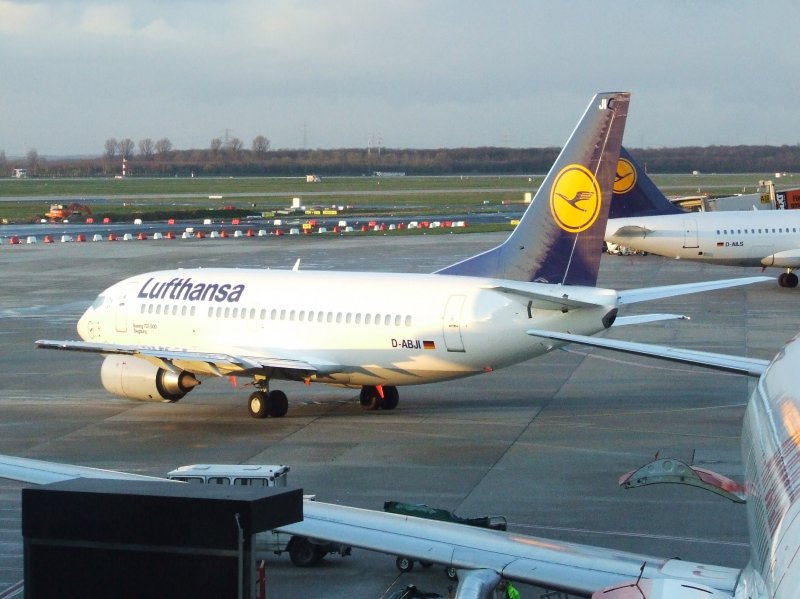 Die Lufthansa Boeing 737-500  Siegburg  auf dem Rollfeld des Flughafens Dsseldorf International. (25.03.2008)