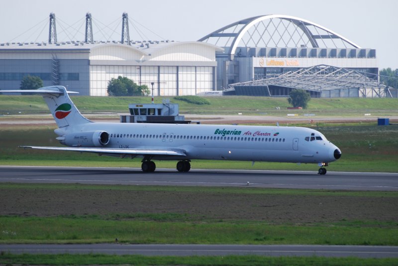Die MD 82 LZ-LDC der Bulgarian Air Charter kurz vor dem Start in Hamburg Fuhlsbttel am 16.05.09.