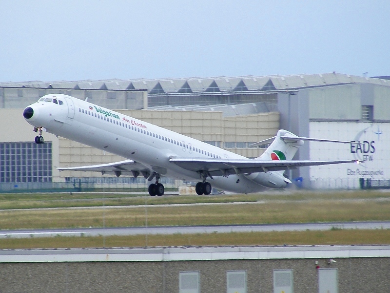 Die MD-82 LZ-LDC der Bulgarian Air Charter hebt am 21.6.2009 in Dresden als Flug BUC 7106 nach Burgas ab.