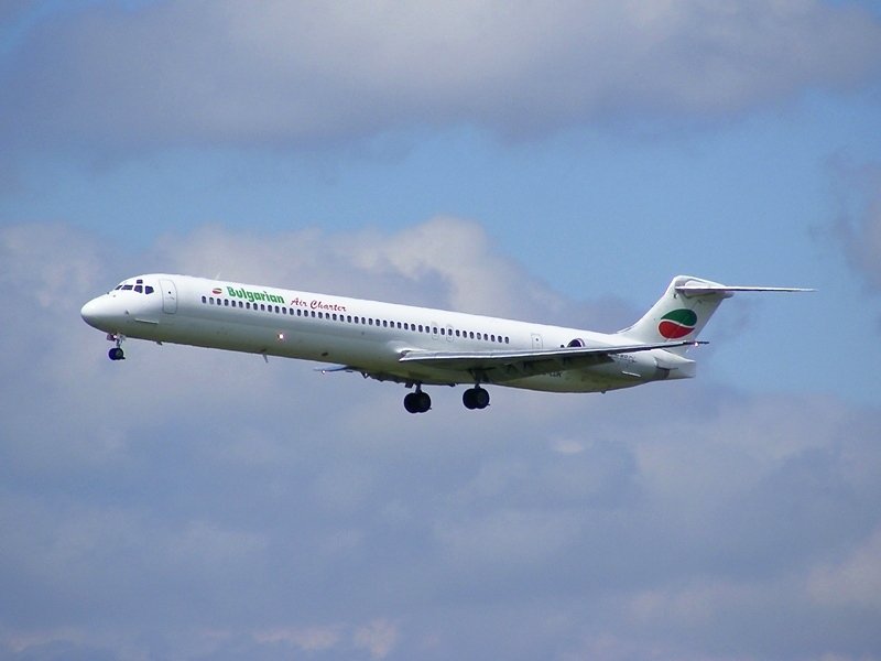 Die MD-8X sind in Deutschland mittlerweile selten geworden. MD-82 LZ-LDK der Bulgarian Air Charter am 7.6.2009 im Anflug auf Dresden.