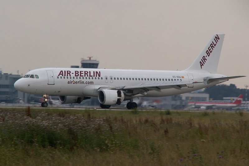 Die in Spanien registrierte EC-KBQ fliegt im Wetlease fr Air Berlin. Am Triebwerk sind die Reverser in Aktion zu sehen. Das Foto stammt vom 09.07.2007