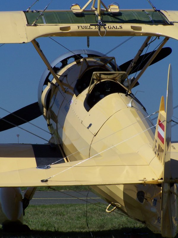 Die Stearman von Wingwalkerin Peggy Krainz wartet auf ihren nchste Einstaz beim Flugtag in Bayreuth.
Aufgenommen am 5.8.2007.