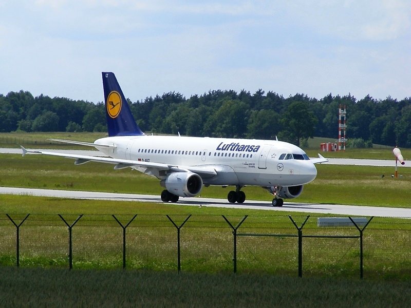 Die  Straubing  (D-AILT, A319-100) von Lufthansa rollt am 7.6.2009 zur Runway in Dresden. Ziel von Flug LH 1057 ist Frankfurt. Grade noch rechtzeitig hatte sich die Fotowolke verzogen.
