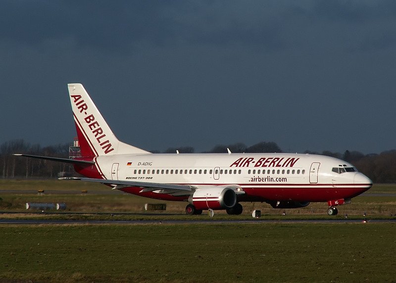 Die Tage der D-ADIG sind gezhlt. Nach einer harten Landung hat das Flugzeug strukturelle Schden davon getragen. Durch stabilisierende Manahmen ist der Flieger zwar verkehrssicher, er wird aber zum nchsten Check zerlegt...das Foto stammt vom 09.12.2007