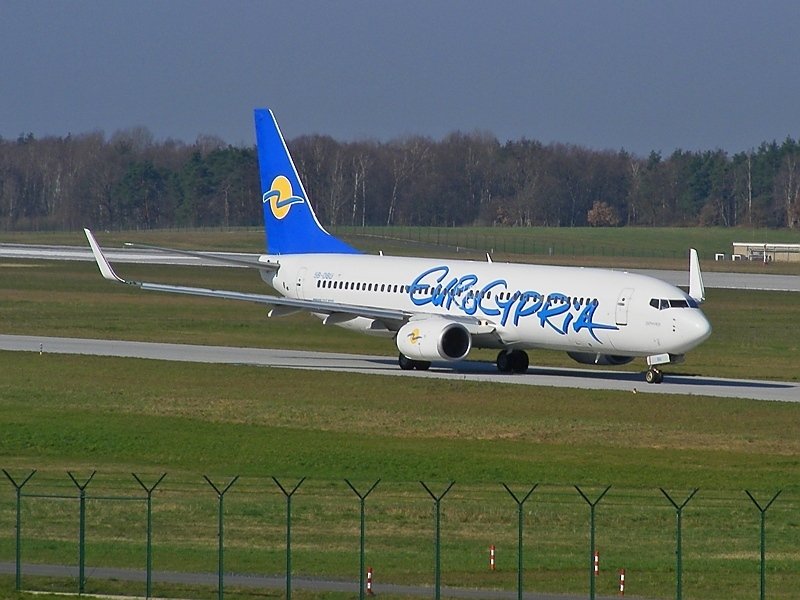 Die  Zephyros  (5B-DBU), eine 737-800 der Eurocypria am 3.4.2009 in Dresden.