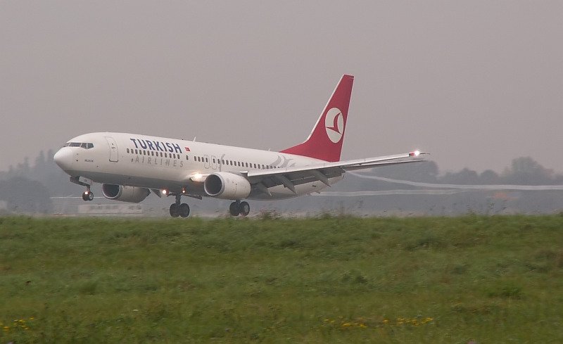 Diese 737 der Turkish Airlines fliegt die 05L des Dsseldorfer Flughafens an. Das Wetter war alles andere als gut, aber bei solchen Bedingungen kann man schn die Vortex-Bildung an den Tragflchen erkennen. Das Foto stammt vom 02.10.2007