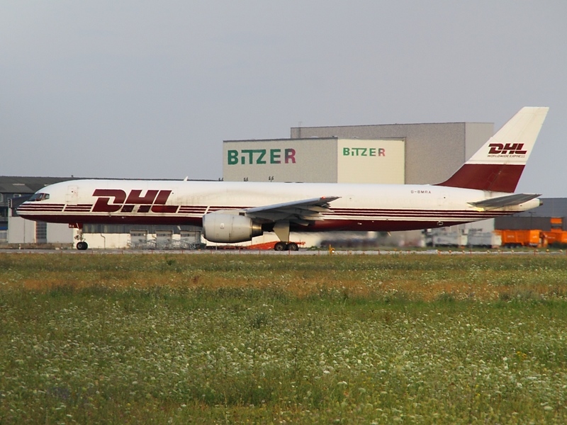 Diese 757F (G-BMRA) von DHL trgt noch die alte Lackierung. Leipzig am 9.8.2009.