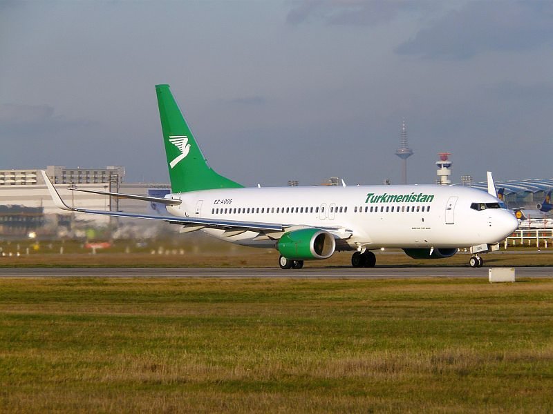 Diese Boeing 737 der Turkmenistan Airlines macht sich auf den Weg in den Himmel ber Frankfurt. Das Bild stammt vom 08.11.2008