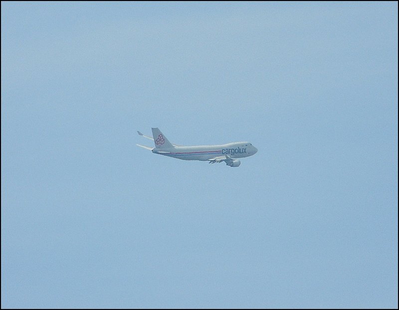 Diese Boeing 747 der Cargolux ist soeben am Flughafen von Luxemburg gestartet und dreht ber die Hauptstadt ab. Foto aufgenommen in der Nhe des Straenbahndepots in Hollerich am 27.04.08.