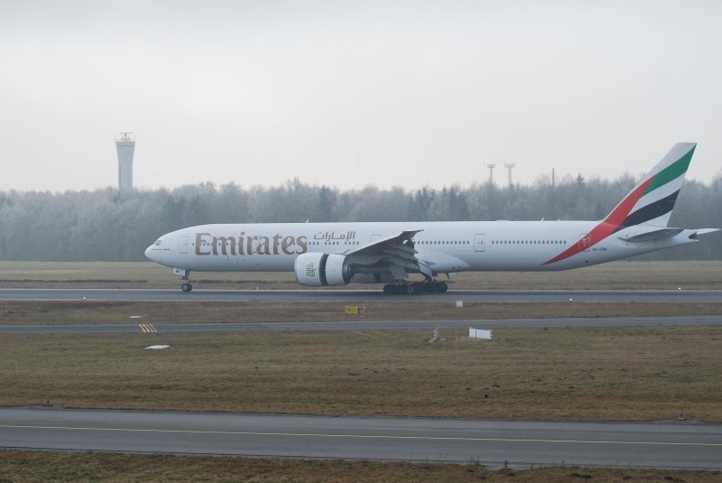 Diese Boeing 777-300 A6-EBN der Emirates ist gerade in Hamburg Fuhlsbttel gelandet.Aufgenommen am 28.01.09