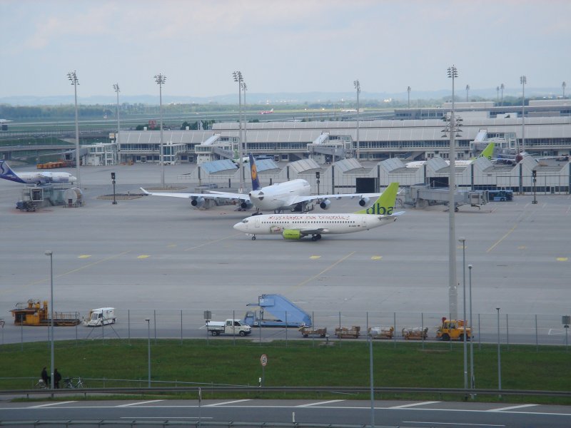 Diese Flugzeug mit der Beschriftung  Willkommen zum Fuball  welches ber den Fenster zu sehen ist am 14.05.06 im Mnchner Flughafen.(dba)
