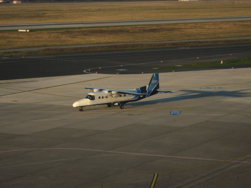 Diese kleine Dornier DO 228 rollt am 26.12.2088 ber den Dsseldorfer Flughafen.